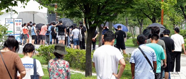 무더위가 이어진 7일 오후 서울 구로구 오류동역광장 임시선별진료소에서 코로나19 검사를 받으려는 이들이 길게 줄을 서고 있다. 뉴시스