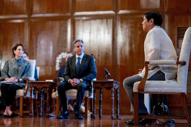 페르디난드 마르코스(오른쪽) 필리핀 대통령이 6일 마닐라 말라카냥궁에서 토니 블링컨(가운데) 미국 국무장관을 면담하고 있다. 마닐라=AFP 연합뉴스