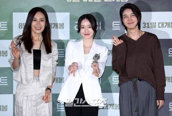 배우 문정희, 이정현, 진서연(왼쪽부터)이 5일 서울 용산구 CGV용산아이파크몰에서 진행된 영화 '리미트' 언론시사회에 참석해 포토타임을 갖고 있다. '리미트'는 아동 연쇄 유괴사건 피해자 엄마의 대역을 맡은 생활안전과 소속 경찰 '소은'(이정현)이 사건을 해결하던 도중 의문의 전화를 받으면서 최악의 위기에 빠지게 되는 범죄 스릴러다. 오는 31일 개봉한다. 서병수 기자 qudtn@edaily.co.kr / 2022.08.05.