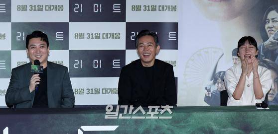 배우 박명훈, 최덕문, 박경혜(왼쪽부터)가 5일 서울 용산구 CGV용산아이파크몰에서 진행된 영화 '리미트' 언론시사회에 참석해 취재진과 질의응답을 진행하고 있다. '리미트'는 아동 연쇄 유괴사건 피해자 엄마의 대역을 맡은 생활안전과 소속 경찰 '소은'(이정현)이 사건을 해결하던 도중 의문의 전화를 받으면서 최악의 위기에 빠지게 되는 범죄 스릴러다. 오는 31일 개봉한다. 서병수 기자 qudtn@edaily.co.kr / 2022.08.05.