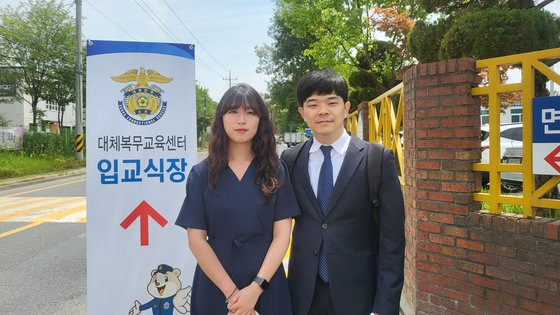 지난 6월 13일 대전교도소 앞에서 입소 전 박수혁(28·오른쪽)씨와 그의 아내 홍지원(24·왼쪽)씨. 이영근 기자