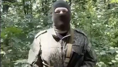 복면을 쓰고 얼굴을 가린 한 러시아 군인이 우크라이나 남부 헤르손에 갇혀있다며 소셜미디어(SNS)를 통해 세르게이 쇼이구 러시아 국방장관에게 구조를 요청했다. 더선 캡처