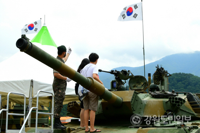 ▲ 화천토마토축제장에 마련된 27사단과 15사단의 군장비 전시 부스가 관광객들에게 인기를 끌었다.