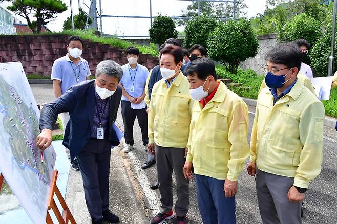 낙동강 녹조발생과 관련 박완수(오른쪽 세 번째) 박완수 경남도지사와 나동연(오른쪽 두 번째) 시장이 양산 물금취수장을 둘러보고 있다.(사진=양산시 제공) *재판매 및 DB 금지