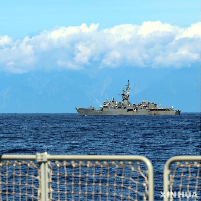 [신화/뉴시스]중국 인민해방군 동부전구가 지난 5일 대만 인근 군사훈련을 벌였다. 중국 동부전구 군함에서 보이는 대만 란양호의 모습. 2022.08.06.