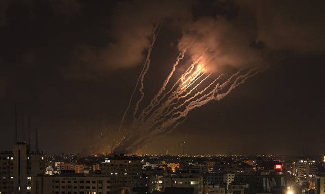 무장단체 팔레스타인이슬라믹지하드(PIJ)가 6일(현지시간) 밤 이스라엘군 공습에 대한 대응으로 이스라엘 남부를 향해 발사한 로켓이 불꽃과 연기를 내뿜으며 하늘로 올라가고 있다. 이번 충돌은 이스라엘군이 요르단강 서안 수색 과정에서 PIJ의 고위급 지도자인 바사미 알사아디를 체포하면서 촉발됐다. 이스라엘군이 PIJ 거점을 전투기와 특수부대를 동원해 공격하고, PIJ 측이 로켓포 400발을 발사하는 격렬한 교전으로 어린이 6명을 포함해 최소 28명이 사망했다. 가자지구=AP연합뉴스