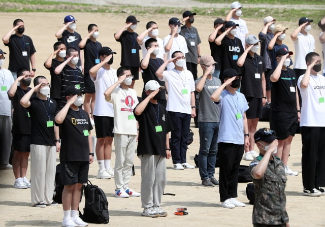 전역을 코앞에 둔 병사들에게 ‘두발 정리’를 요구하는 군 방침에 네티즌의 갑론을박이 이어지고 있다(위 기사와 관련 없음). 연합뉴스