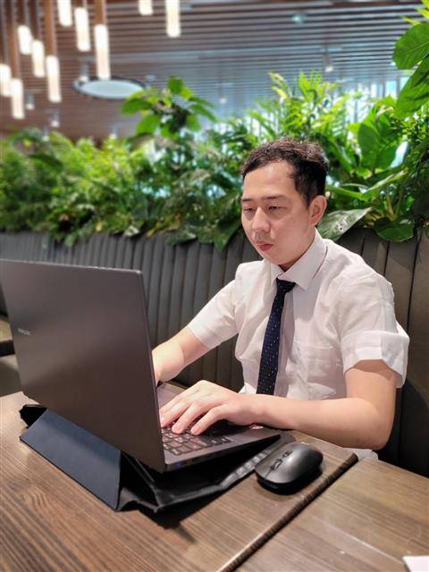 초등학교 때 뇌병변장애 진단을 받은 대학생 한성민씨가 지난 3일 서울 관악구의 한 카페에서 노트북으로 문서 작업을 하고 있다. 한성민씨 제공