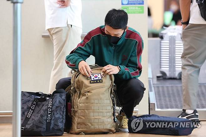 출국 전 짐 정리하는 우상혁 (영종도=연합뉴스) 서대연 기자 = 2022 세계육상연맹 다이아몬드리그에 출전하는 우상혁이 7일 오전 인천국제공항 제2여객터미널에서 출국 전 짐을 정리하고 있다. 2022.8.7 dwise@yna.co.kr