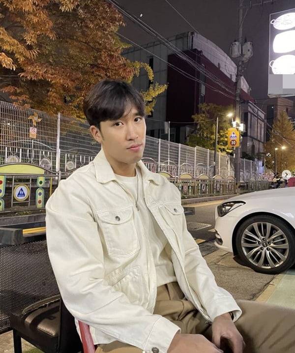 There are only three left for the five-member Zanabi. The unfinished chicken game. Its an ironic situation that catches itself.Zanabi has been ranked as a popular singer in an indie band with a strong personality.Although it stands for post-percussion falcon and Korean Beatles, the ongoing rumors tell their limitations.Zanabi leader The lesson has been embroiled in a row over disrespectful comments.The lesson was on stage at the 2022 Incheon e-mart Rock Festival held at the Incheon Songdo Moonlight Festival Park on the 6th.When we started with the e-mart super rookie in 2014, it was the first order of the smallest stage, we came here to metallurgy, he said.The notice is not far away. I dont know who the next team is, but I want to tell them. e-mart is ours. Now go home.Ill tell you the comeback home and well go.Excessive confidence and candor spread to disrespect. The final stage of the show was American band Vampire Weekend. No consideration was given to the artist who was preparing for the stage.There is also an Audience who heard The Lessons remarks and misunderstood that the actual performance had ended and went home.The lesson later made his position but the apology for not being aware was only an urgent excuse.Zanabi is an indie band that started as a five-member group; they became known to the public as the For the Hesitant Lovers hit.What blocked the time of raising stock prices was the school violence issue of member Yooyoung County; Mr. A, who revealed the school violence of Yooyoung County in 2019.Mr. A said that Yooyoung Hyun had done a vicious act by putting a plastic bag on his face.Yooyoung Hyun admitted all the facts and left Zanabi; Zanabi was briefly braked, but began stable musical activity again, centering on leader The lesson.The controversy did not stop here. The father of The Lesson was the center of the problem.The father of The Lesson was accused of providing entertainment to Kim Hak-ui, a former deputy justice minister.The lesson denied that he had anything to do with his fathers business, but the label of his bribery was another shackle.Last year, member Yoon Gyuls Womens Violence rocked Zanabi.One reception was held. Yoon was drunk and talked to a woman, and when she was ignored, she was reported to have hit the back of the woman several times.Yoon was ruled by the prosecution for delayed detention and was virtually removed from the group.The gaze on Zanabi is cool: an apology that is the same as repeated rhetoric. The authenticity of reflection is suspected.Zanabis continuing narrative: Patience has reached its limit in judging it as a mistake and misunderstanding.