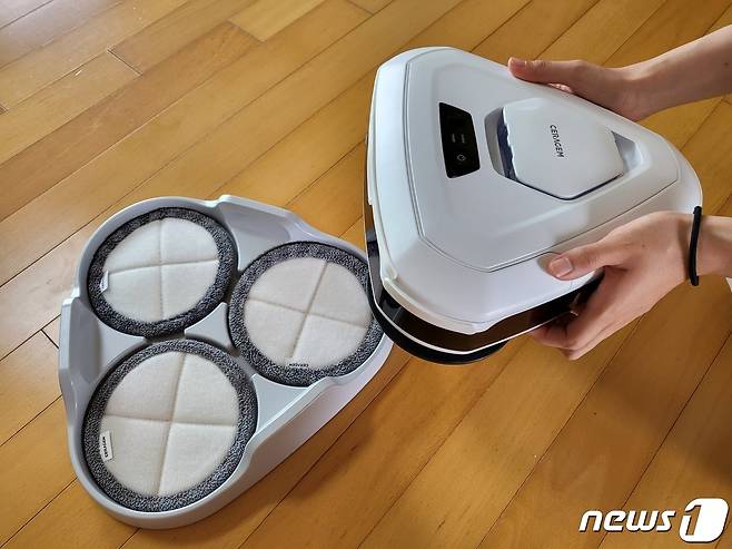 5일 취재진이 세라젬 세라봇에 걸레를 부착하고 있다. ⓒ 뉴스1 신윤하 기자