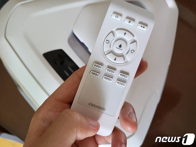 5일 취재진이 세라젬 세라봇 리모컨을 조작하고 있다. ⓒ 뉴스1 신윤하 기자