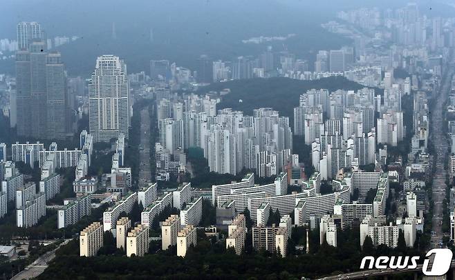 서울 송파구 롯데월드타워 서울스카이에서 바라본 강남구 아파트단지 모습. 2022.8.7/뉴스1 ⓒ News1 박세연 기자