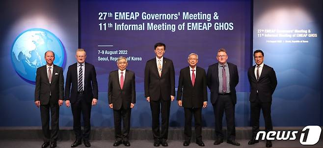 이창용 한국은행 총재(왼쪽 네 번째)가 8일 서울에서 열린 '제27차 동아시아·태평양지역 중앙은행 협력체(EMEAP) 총재회의'에서 참석자들과 기념 촬영을 하고 있다. (한국은행 제공) 2022.8.8/뉴스1