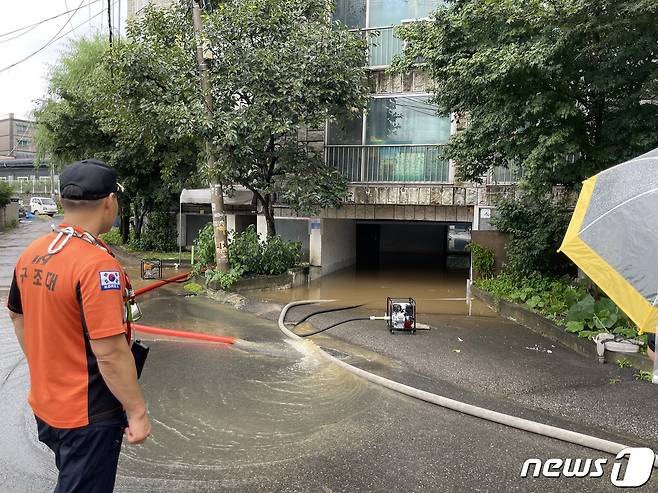 8일 경기북부에 내린 집중호우로 양주시의 한 빌라 지하주차장이 물에 잠기자 소방당국이 배수작업을 벌이고 있다. (경기북부소방재난본부 제공) ⓒ 뉴스1