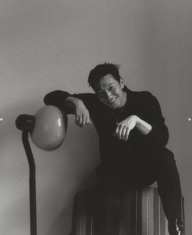 Son Seokgu released a picture with fashion magazine Esquire on his personal SNS on the 8th with the article Thank you Esquire.In a black and white photo, Son Seokgu emanated the dinghy with an unexpected cute expression as well as decadent beauty that seemed to walk out of JTBCs My Liberation Diary.Especially in the last cut, he winked and showed a generous fan service.Son Seokgus photo showed his colleague, Actor Choi Hee, surprised that hes just winking and just about, and Yi Dong-hwi also responded, Im grateful.Son Seokgu and Choi Hee have a relationship with each other as directors in Unframed, a short film project written and directed by Actors themselves.She also worked in the movie Girls Simcheong.Yi Dong-hwi participated in Blue Happyness among Unframed.