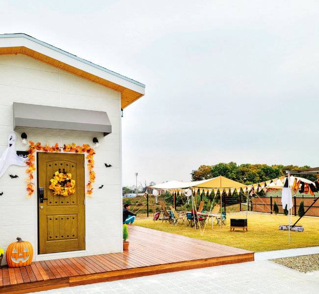 거주지인 동탄에서 40분 거리인 아산에 마련한 이동식 주택 꼬마집은 작지만 큰 행복의 터전이 됐다.