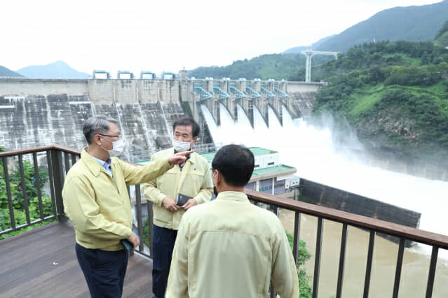 박재현 한국수자원공사 사장(맨왼쪽)이 2020년 8월 4일 충주댐에서 한강수계 홍수 대응상황을 직접 점검하고 있다. 사진=수자원공사