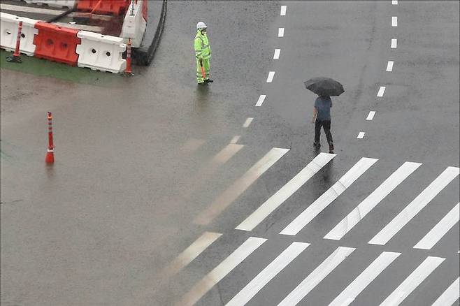 중부지방을 중심으로 모레까지 최대 350mm 이상의 폭우가 쏟아질 것으로 알려지며 호우경보가 발효된 8일 서울 세종대로 광화문 일대에서 우산을 쓴 시민들이 발걸음을 재촉하며 길을 지나고 있다. ⓒ데일리안 홍금표 기자