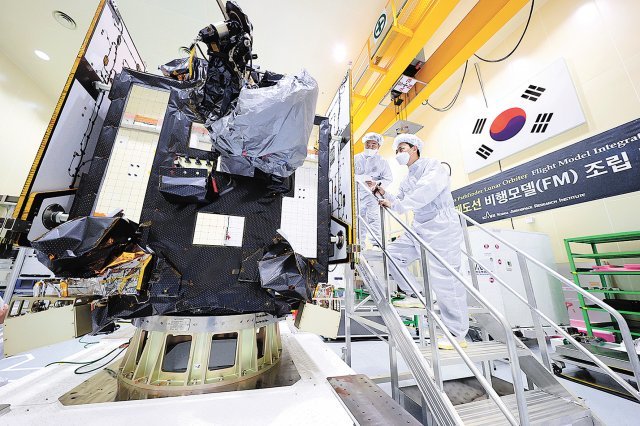 한국 최초의 달 궤도선 ‘다누리’가 6월 대전 유성구 한국항공우주연구원 위성조립실에서 최종 점검을 받는 모습. 다누리는 개발 
과정에서 중량이 크게 증가해 중력을 활용해 연료 소비를 줄이는 ‘저에너지 전이’ 방식으로 변경돼 5일 발사됐다. 한국항공우주연구원
 제공