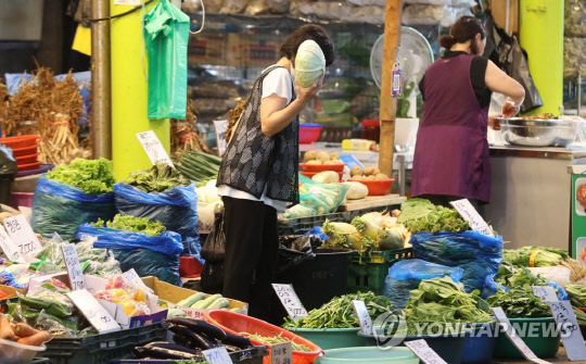 8일 서울 시내 한 전통시장에서 시민들이 장을 보고 있다.   <연합뉴스>
