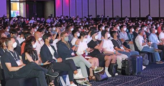 행사장을 가득 메운 참석자들이 강연을 경청하고 있다.