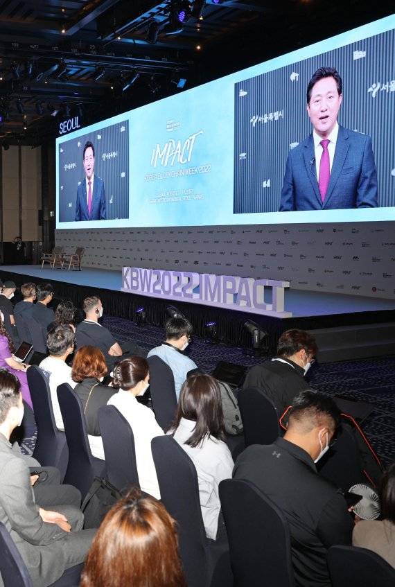 오세훈 서울시장이 동영상을 통해 축사를 하고 있다.