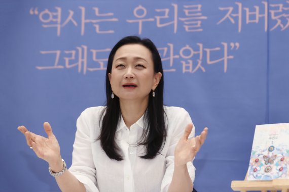 소설'파친코'를 쓴 이민진 작가가 8일 한국프레스센터에서 열린 기자간담회에서 책에 대해 설명하고 있다. 연합뉴스