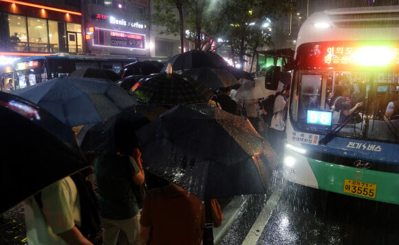 폭우로 서울지하철 1호선 일부 구간이 침수된 8일 밤 영등포역 버스정류장이 시민들로 붐비고 있다. 1호선이 개봉-오류동 선로 침수로 운행을 중단했다. 연합뉴스