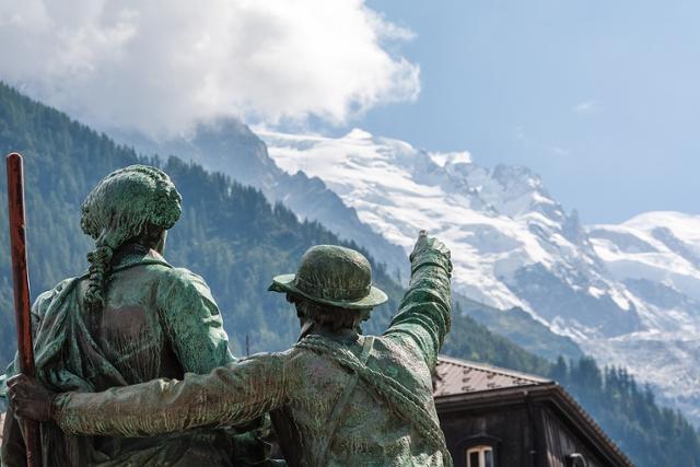 몽블랑 초등 100주년 이듬해인 1887년 스위스 샤모니 중앙광장에 건립된 파카르와 발마의 동상. 위키피디아