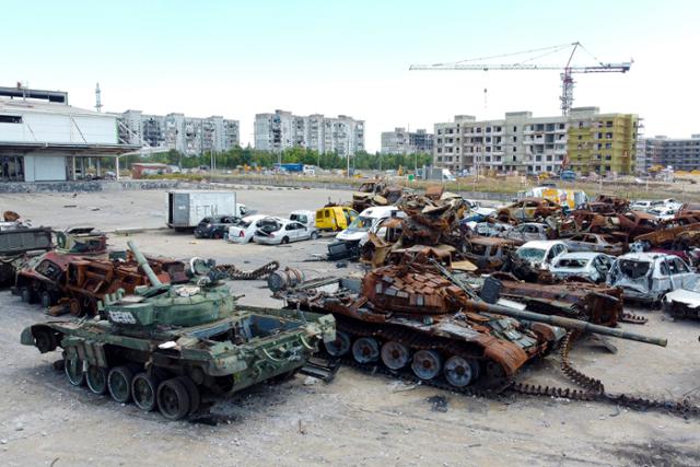 7일(현지시간) 우크라이나 동부 도네츠크인민공화국(DPR) 관할 마리우폴 야적장에 러시아와 우크라이나군의 교전으로 파괴된 전차 등 군용 차량이 쌓여 있다. 마리우폴=AP 뉴시스