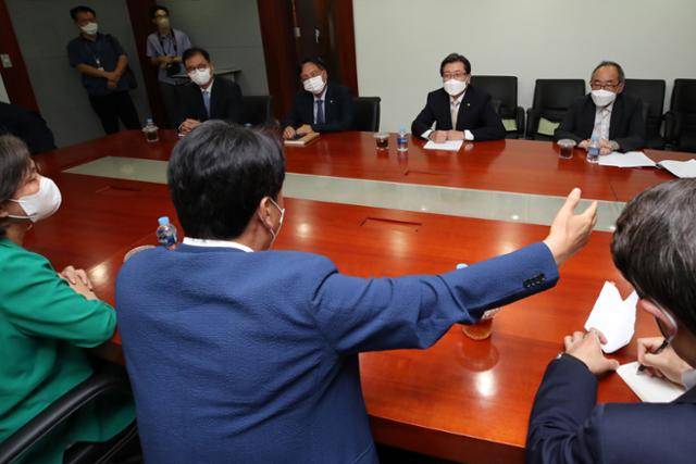 국회 교육위원회 더불어민주당 소속 의원들이 8일 오후 서울 성북구 국민대학교에서 김건희 여사 논문 조사 결과와 관련해 임홍재 국민대 총장을 항의 방문해 면담하고 있다. 공동취재단