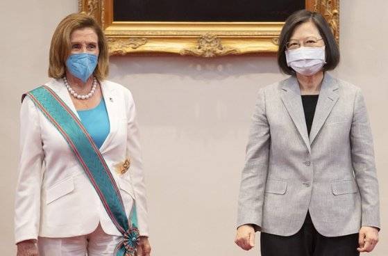 낸시 펠로시 미국 하원의장이 지난 3일 대만 타이베이 총통부에서 차이잉원 대만 총통과 기념촬영을 하고 있다. [연합뉴스]