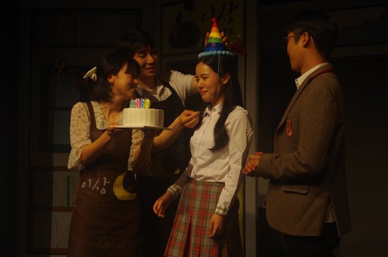 연극 ‘내일은 내일에게’는 김선영 작가의 청소년소설 『내일은 내일에게』를 어린이‧청소년뿐 아니라 성인도 즐길 수 있도록 각색했다.