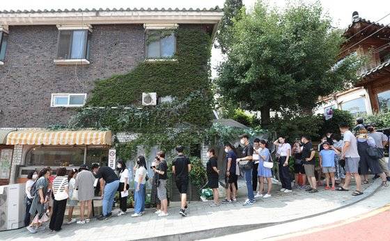 ENA 드라마 '이상한 변호사 우영우'가 케이블 채널로는 드물게 시청률 15%를 넘기고 넷플릭스 1위를 하는 등 인기를 끌면서, 촬영에 쓰인 수원 한 음식정에는 시민들이 줄을 설 정도로 화제가 됐다. '우영우'의 방영 초기 유튜브로 공개된 1,2화 리뷰 콘텐트 영상도 열흘만에 1000만뷰를 돌파하며 사람들이 '우영우 볼까 말까?' 결정하는 데 도움이 됐다. 사진 뉴스1