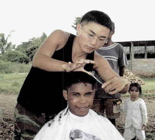 ‘블루 엔젤 작전’ 중인 상록수부대원들이 현지 주민들을 대상으로 한 이발과 머리 감기 등 위생 교육 봉사를 펼치고 있다. 상록수부대 7진 제공