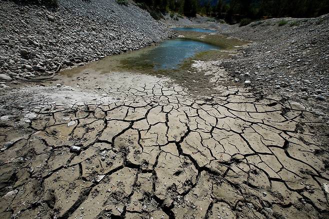 지난 5일(현지시간) 역사상 최악의 가뭄에 직면한 프랑스의 르브록 호수 바닥이 갈라진 채 드러나 있다. | 로이터연합뉴스