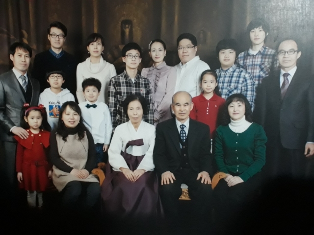 10년 전 찍은 하용택(앞줄 오른쪽 두번째) 목사의 가족사진. 하 목사 왼쪽이 황순자 사모.