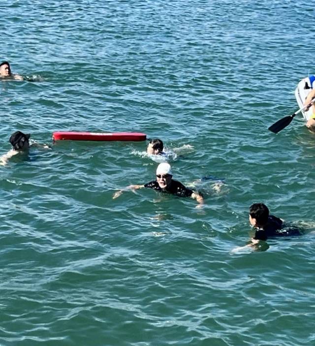 문재인 전 대통령이 2일 서귀포시 표선해수욕장에서 물놀이를 즐기고 있는 모습(가운데). 문재인 전 대통령 인스타그램 캡처.