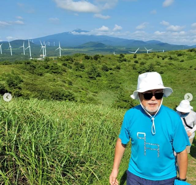 문재인 전 대통령이 따라비오름을 오르고 있다. 문재인 전 대통령 인스타그램 캡처.