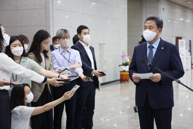 박진 외교부 장관이 8일 취임 후 첫 중국 방문을 앞두고 서울 종로구 외교부 청사를 나서며 취재진 질문에 답하고 있다. 박 장관은 산둥성 칭다오로 가 9일 왕이 중국 외교담당 국무위원 겸 외교부장과 회담을 갖는다. 연합뉴스