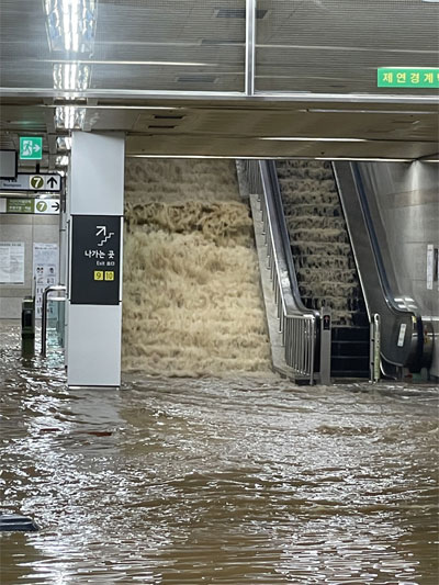 8일 서울 지역에 집중된 폭우로 동작구 사당동과 방배동 경계에 있는 7호선 이수역이 침수됐다. 이수역에선 누수로 인해 천장이 무너져 내리는 장면이 목격되기도 했다. [사진 = 연합뉴스]