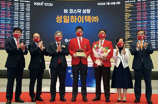 전기차 시장이 가파르게 성장하면서 수명을 다한 폐배터리를 재사용·재활용하는 사업도 각광받는다. 현대차, 포스코, LG에너지솔루션, 성일하이텍 등 관련 사업을 보유한 종목으로 투자자 관심이 쏠린다. 사진은 성일하이텍 코스닥 상장 기념식. (한국거래소 제공)