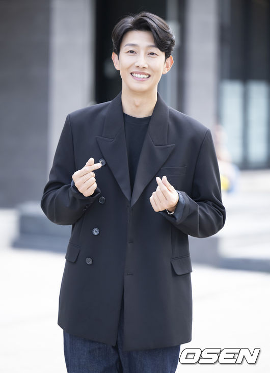 Actor Kang Ki-young will be tested positive for COVID-19 and will be Boycott on the Wooyoungwoo teams Bali Vacation.As a result of the morning coverage on the 8th, actor Kang Ki-young was tested positive for COVID-19 (Coronavirus infection) last weekend, which led to Boycott on the Bali Vacation of the Extraordinary Attorney Woo team scheduled for this week.Kang Ki-young was scheduled to board a flight to Bali on the 9th after digesting the schedule that was caught first, but he was unfortunately missed on the trip as he tested on unexpected corona.Yoo In-sik, Park Eun-bin, Joo Jong-hyuk and Ha Yoon-kyung, except Kang Ki-young, who is in Korona, and Kang Tae-oh, who is about to join the military, leave for Bali, Indonesia on the afternoon of the 8th.The Wooyoungwoo teams Bali trip is a little different from the nature of the reward Vacation, where all the staff and actors leave, and it is a personal Vacation schedule with only some actors who are in charge and schedule.Wooyoungwoo said, We prepared a golden whale for the staff and actors including the artist, the bishop with gratitude to the studio Genie to repay the efforts of the production team and the actors. In the case of the reward Vacation, it is difficult to proceed. On the other hand, Kang Ki-young is in the process of disassembling into the Jung myeong-seok Lawyer in the ENA channel drama Extraordinary Attorney Woo.In the last 12 episodes, Jung myeong-seok was released with blood, and a health abnormal signal was caught and raised questions.DB