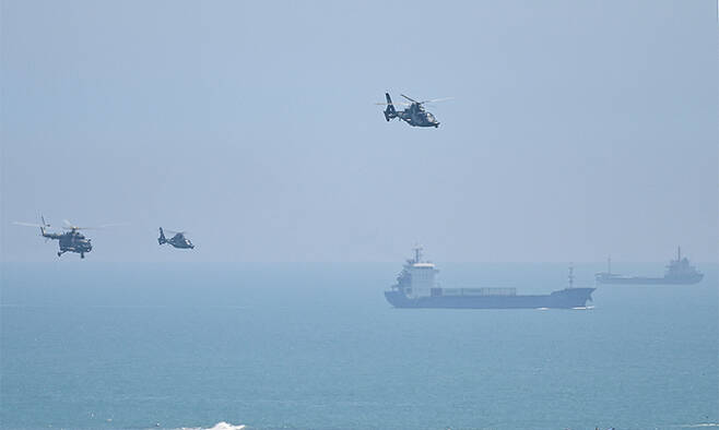 중국 군용 헬기들이 지난 4일 대만과 인접한 중국 푸젠성 핑탄섬 상공을 지나고 있다. 핑탄=AFP연합뉴스