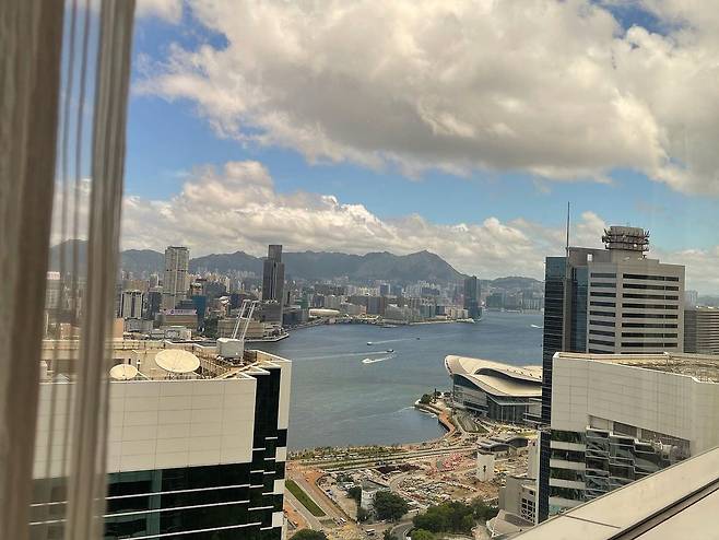 The public confidence was revealed as broadcaster Kang Soo-jung was living in isolation in son and Hong Kong, which attracted attention from the reaction of celebrity acquaintances.On Saturday, Kang Soo-jung wrote on Instagram: On day two of Hotel isolation at Hong Kong. 6 days left. 4 hours from the airport to Hotel.I missed Korea because the procedure was so complicated. I was glad that the child had followed me well, although there were several crises.I posted several photos with the article I had a younger child with a house...Kang Soo-jung added, I am wearing a room suit that will be an isolation uniform in my soul.In # 2022, I can isolate Hotel # I should have combed my hair a little bit. # Husband is pretty, so I have to do something tomorrow at # goldenleaf during the entertainment.Kang Soo-jung in the photo is taking a selfie in the background of Hong Kong as a stranger.Actor Choi Yeo-jin responded by saying, Its a cute face, and broadcaster Kim Kyung-hwa responded, Its cute. Lee Hwa-sun commented, Youre in isolation for two children.Kang Soo-jung said, The Departure with Hong Kong!I will come back soon, but my grandson who can not see winter vacation is sorry. Father I take this and my mother Father go!Husband, who waits so much for us, should meet in a week after the Hotel isolation. Sorry! Wait!# I was acting like a spoiled person and today I was good at # Hong Kong. The Departure # I was anxious and pcr is two consecutive days. Kang Soo-jung has been active in Korea recently; it appears that he visited Hong Kong again to see Husband.Son was left disappointed to part ways in Grandmas Boy grandfathers armsI think Jimin is so sad, he said, explaining why Grandmas Boy grandfather is really so comfortable with him.Kang Soo-jung has a son at the end of Experiment 6 and Heritage 3 by marriage with Husband, a non-entertainer who attends Hong Kong Financial Company in 2008.It is known that he is living in Hong Kong village and collected topics.Photo: Kang Soo-jung Instagram