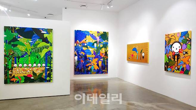 아뜰리에아키서 연 권기수의 개인전 ‘골든아이 속 우주’ 전경. 배경부터 부분까지 금박을 정교하게 입힌 작품들이 나란히 걸렸다. 왼쪽부터 ‘초록 테이블-골드’(Green Table-Gold·2021, 162.1×130.3㎝), ‘우주의 숲-금’(Universe Forest-Gold·2022, 227.3×181.8㎝), ‘금의 수명’(Longevity in Gold·2022, 78×162㎝), ‘눈 속의 우주: 색, 나무, 금’(The Universe in the Eye: Color, Tree, Gold·2022, 116.8×91㎝)(사진=오현주 문화전문기자).