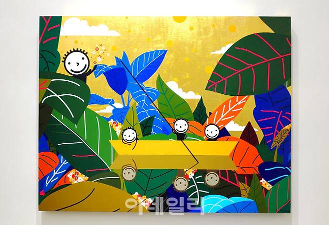 권기수의 ‘샴페인-노란배-금’(Bubbly-a Yellow Boat-Gold·2021∼2022, 90.9×1167.7㎝). 선명한 색채감이 빛을 내고 있다. “금빛이 물감의 색을 모조리 흡수해버리는 건 아닌지 걱정했는데 오히려 더 돋보이게 하더라”는 작가의 말 그대로다(사진=오현주 문화전문기자).