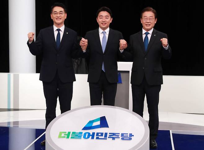 박용진(왼쪽부터), 강훈식, 이재명 더불어민주당 당대표 후보가 9일 오후 부산 MBC에서 열린 TV토론회에서 기념촬영하고 있다.(사진-연합뉴스)