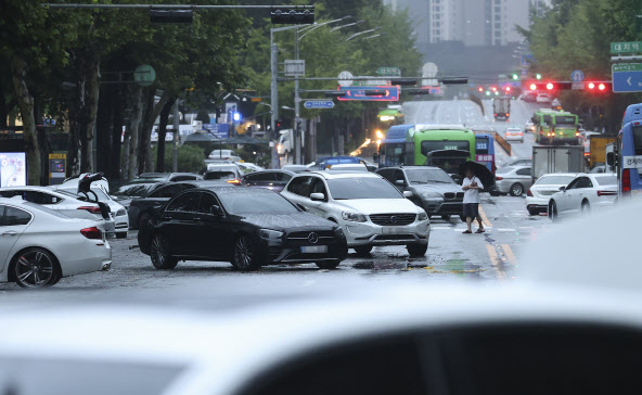9일 오전 서울 강남구 대치역 인근 도로에 폭우로 침수됐던 차들이 놓여 있다. (사진=연합뉴스)